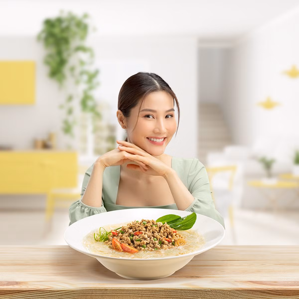 Ngoài tập luyện, cô duy trì chế độ ăn khoa học và lành mạnh. Tinh bột là một trong những món ăn mà Diễm My cho vào danh sách hạn chế tối đa. Thay vào đó, cô thay thế cơm bằng khoai lang, hạt quinoa.