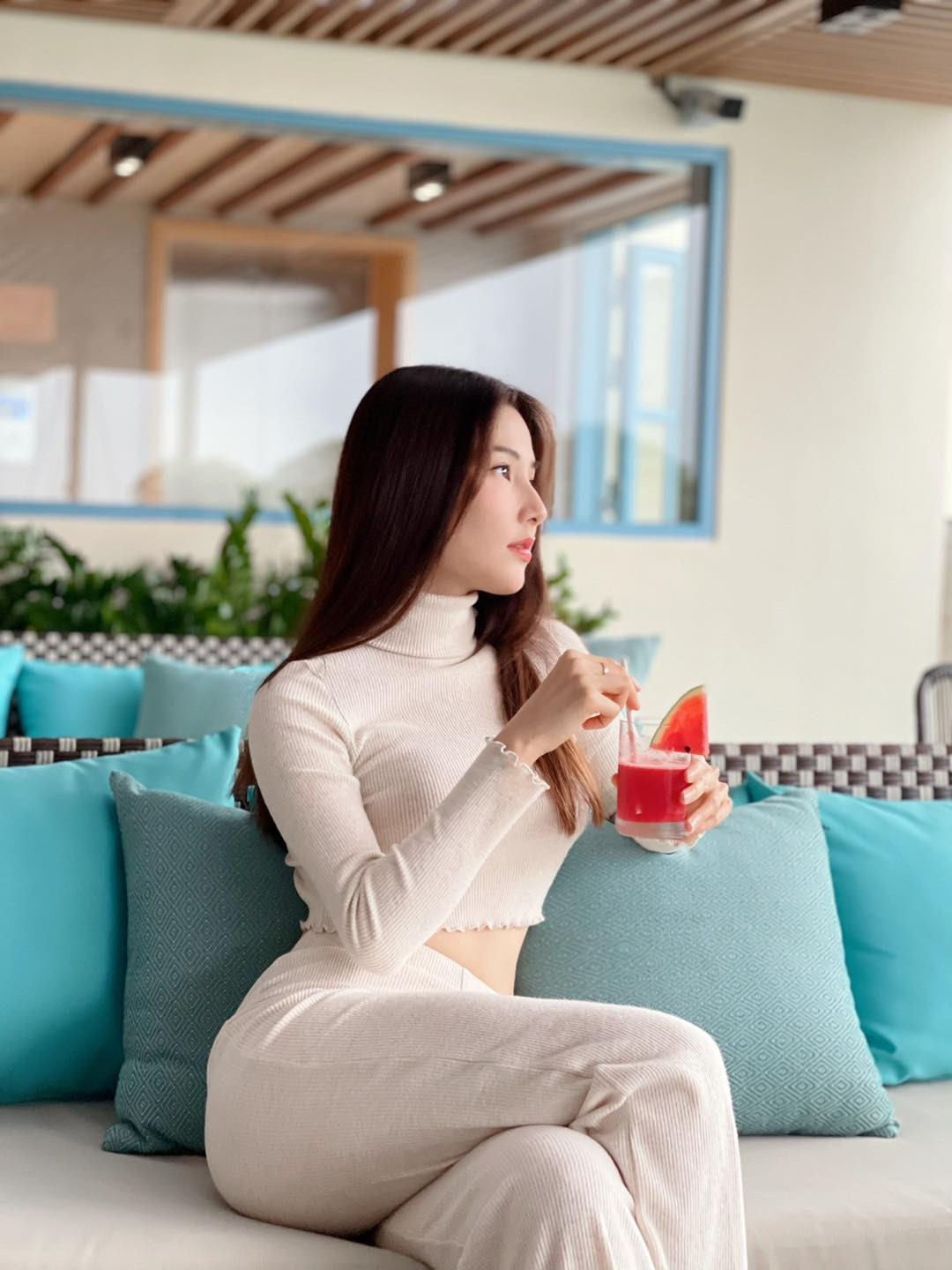 Khi được hỏi chìa khóa nhan sắc của cô là gì, Diễm My cho biết, ngoài việc tập luyện chăm chỉ, chế độ ăn nghiêm ngặt, đắp mặt nạ thường xuyên thì “uống sinh tố” chính là câu trả lời cho làn da và vóc dáng của mình. Cô uống sinh tố thường xuyên, các loại nhiều vitamin như cam, bưởi, ổi, lựu…Ảnh: Internet.