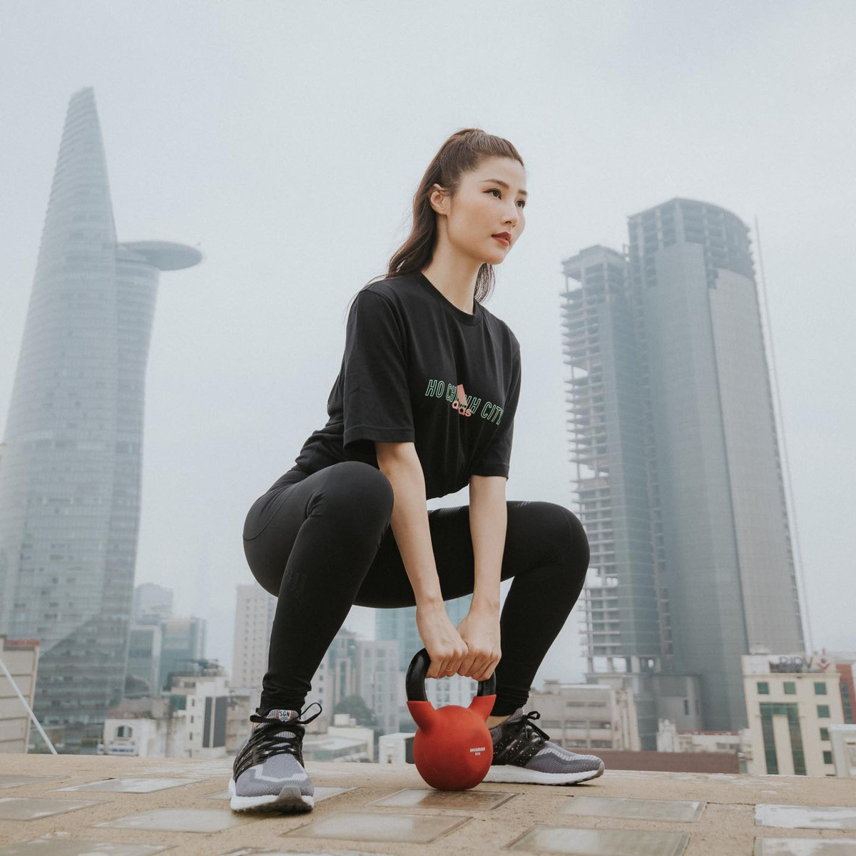 Người đẹp 9X cũng chú trọng bài tập cardio giảm mỡ thừa, tăng độ dẻo dai của các cơ bắp và khớp xương. Cô kết hợp loạt động tác liên hoàn gồm bật nhảy ra sau - phía trước, đứng lên nâng tạ hoặc bóng thể lực…