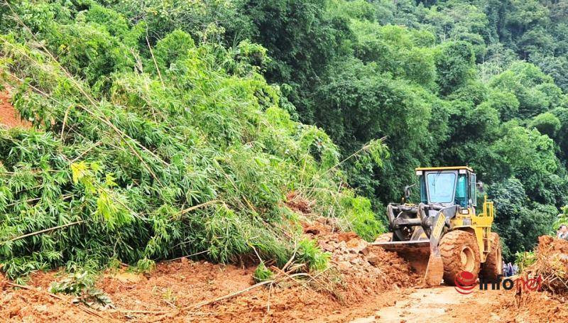 Nghệ An: Sạt lở nghiêm trọng trên quốc lộ 7A, đổ 2 cột điện cao thế Nghe An: Sat lo nghiem trong tren quoc lo 7A, do 2 cot dien cao the