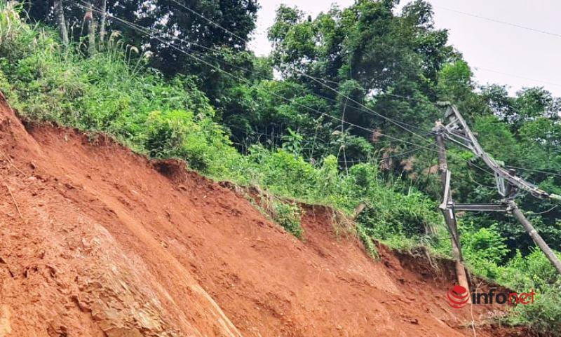 Nghệ An: Sạt lở nghiêm trọng trên quốc lộ 7A, đổ 2 cột điện cao thế - Hình 2 Nghe An: Sat lo nghiem trong tren quoc lo 7A, do 2 cot dien cao the-Hinh-2