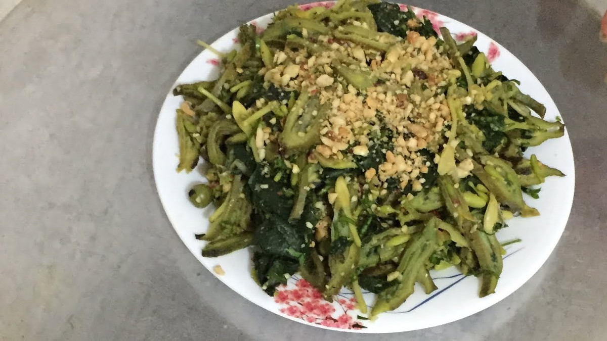 Với món nộm núc nác, chúng ta cần nguyên liệu: 2 trái quao; 1 củ cà rốt; giá đỗ; tỏi băm, ớt, chanh, mì chính, đường; lạc rang giã vừa dập; húng quế.