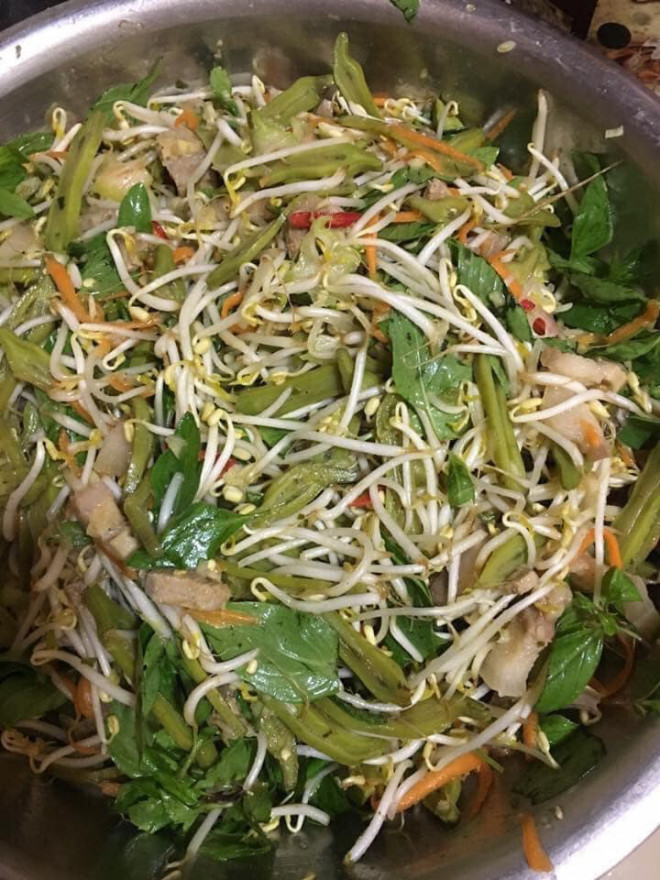 Bữa ăn sẽ ngon hơn khi có một đĩa nộm núc nác, với vị mát, đắng nhẹ, hăng hăng của quả quao, vị bùi của lạc rang và rau thơm hòa quyện.