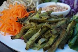 Trộn cùng giá đỗ, cà rốt và rau thơm, lạc rang. Cà rốt nạo sợi vừa đủ ăn. Giá rửa sạch. Bóp phần quao và cà rốt trước cùng các gia vị bột canh, mì chính, nước mắm tỏi băm và ớt, đường tuỳ theo khẩu vị. Cho nước cốt chanh vào đảo đều, cho phần giá đỗ sau cùng. Khi gần ăn cho thêm 1 ít cọng húng quế sẽ làm món nộm thêm thơm và tất nhiên không thể thiếu lạc rang.