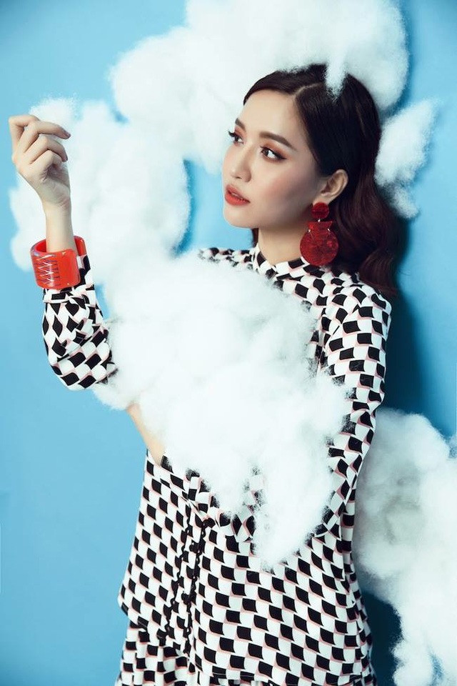 Ca sĩ Bích Phương chọn cho mình thiết kế kẻ caro sắc sảo của Kenzo.