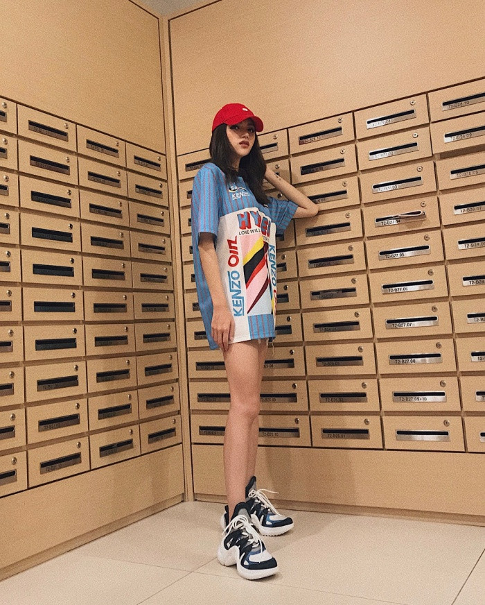 Hoa hậu Hương Giang khoe street style đời thường với áo thun dáng dài của Kenzo cùng đôi sneaker đang “làm mưa làm gió” tới từ thương hiệu Louis Vuitton.