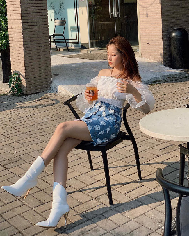 Chi Pun trông cực sang chảnh khi diện áo crop top trễ vai với chân váy denim của Kenzo phối cùng đôi boots mũi nhọn thời thượng.