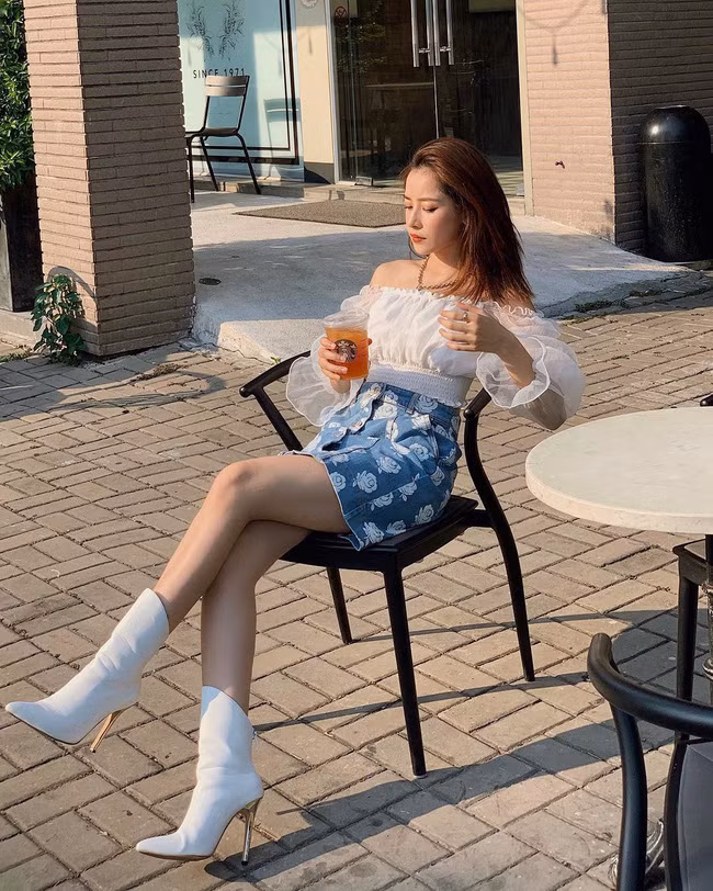 Chi Pun trông cực sang chảnh khi diện áo crop top trễ vai với chân váy denim của Kenzo phối cùng đôi boots mũi nhọn thời thượng.