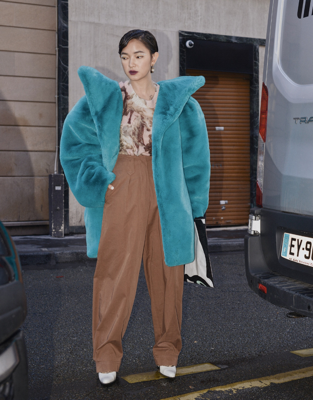 Fashionista được giới trẻ yêu thích - Châu Bùi cũng chọn Kenzo để thể hiện cái tôi riêng. Cô nàng chọn chiếc áo khoác lông to sụ làm điểm nhấn nổi bật trên bộ trang phục tông nâu của Kenzo.