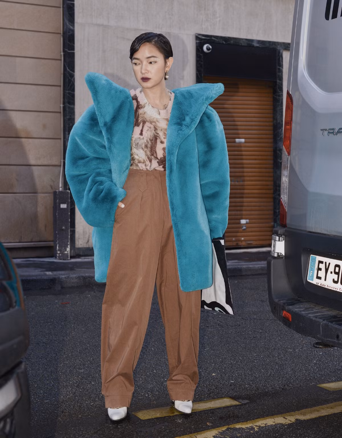 Fashionista được giới trẻ yêu thích - Châu Bùi cũng chọn Kenzo để thể hiện cái tôi riêng. Cô nàng chọn chiếc áo khoác lông to sụ làm điểm nhấn nổi bật trên bộ trang phục tông nâu của Kenzo.