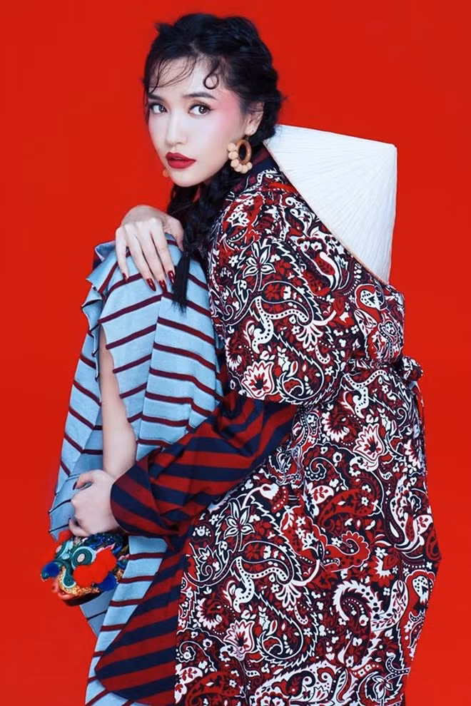 Nữ ca sĩ diện bộ trang phục của nhà mốt Kenzo gây ấn tượng trong MV "Bùa Yêu".