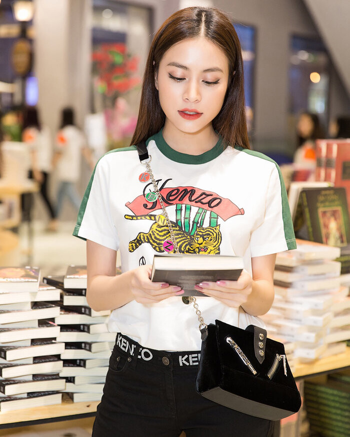 Cả outfit gồm áo phông họa tiết cùng quần jeans đen của Kenzo là sự lựa chọn của Hoàng Thùy Linh khi xuống phố.