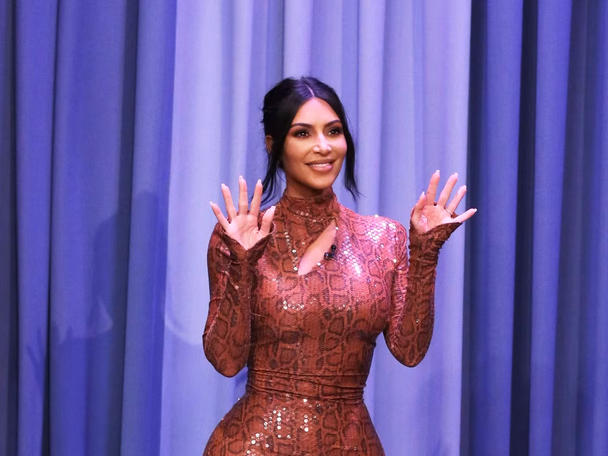 Gây ấn tượng với vóc dáng bốc lửa, Kim Kardashian đã không ngần ngại chia sẻ về chế độ dinh dưỡng và luyện tập làm săn chắc cơ thể của mình.