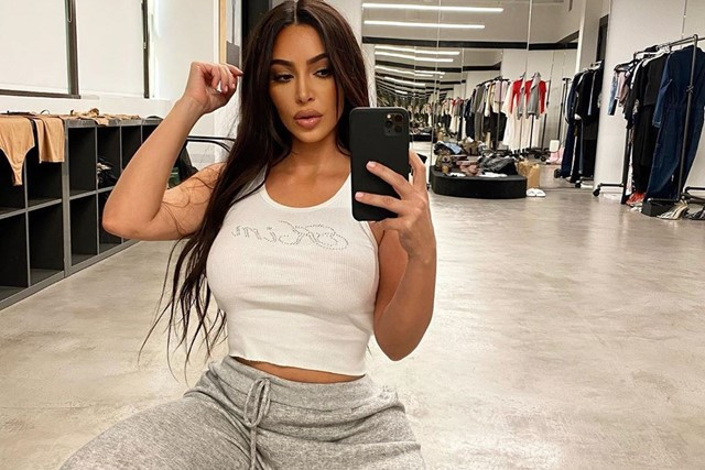 Kim Kardashian ưu tiên hàng đầu việc tập luyện giữ dáng. Phương pháp mà ngôi sao này luyện tập không quá phức tạp. Đó hầu hết là các bài tập với tạ nhẹ hoặc tập core bằng chính trọng lượng cơ thể.