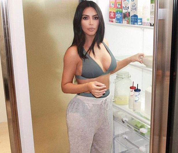 Cuối buổi tập sẽ là lúc tập core, nơi tạo điểm nhấn chính cho vòng 3. Trong đó, bài tập với tạ ấm (kettle ball) rất được cô ưa thích. Thỉnh thoảng, Kim cũng tập thêm các bài cardio như chạy bền, tập các bài HIIT để đốt thêm mỡ thừa.