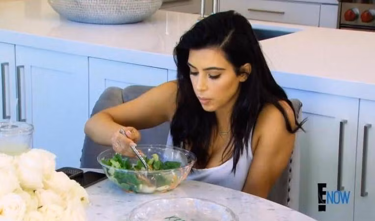 Nguồn thịt được sử dụng một cách hạn chế là các loại thịt trắng như thịt gà, cá. Các loại thịt này thường có lượng đạm cao và ít mỡ nên sẽ ít gây tăng cân hơn nếu so với các loại thịt đỏ như thịt bò, thịt lợn.