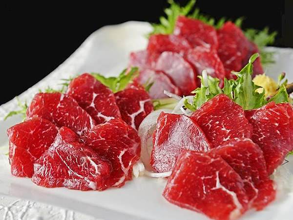 Món thịt ngựa sống (basashi) của Nhật Bản: Người Nhật có một món ăn từ thịt ngựa sống với tên gọi Basashi. Miếng thịt ngựa tươi được người đầu bếp để khô rồi thái từng lát mỏng, ăn kèm cùng nước tương và gừng đỏ.