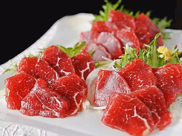 Món thịt ngựa sống (basashi) của Nhật Bản: Người Nhật có một món ăn từ thịt ngựa sống với tên gọi Basashi. Miếng thịt ngựa tươi được người đầu bếp để khô rồi thái từng lát mỏng, ăn kèm cùng nước tương và gừng đỏ.