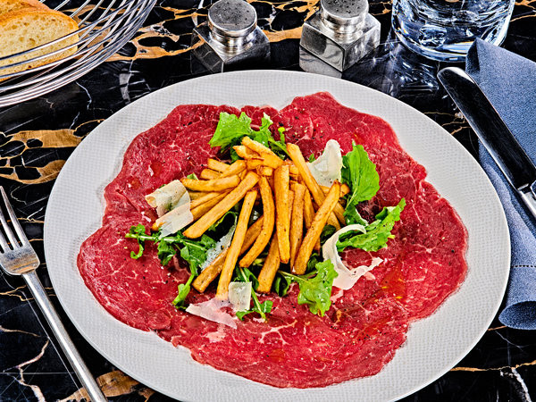 Carpaccio, Italia: Đây là món ăn xuất xứ từ Ý nhưng cũng phổ biến tại một số nước lân cận như Pháp, Tây Ban Nha. Món ăn được làm từ những lát bò sống, cá sống thái nhỏ.