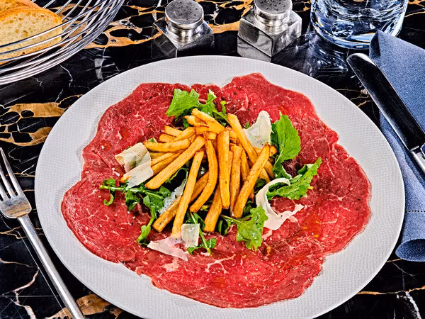 Carpaccio, Italia: Đây là món ăn xuất xứ từ Ý nhưng cũng phổ biến tại một số nước lân cận như Pháp, Tây Ban Nha. Món ăn được làm từ những lát bò sống, cá sống thái nhỏ.