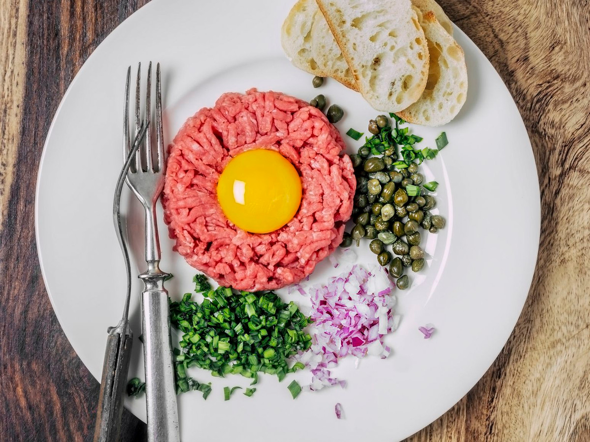 Món ăn được làm từ thịt bò băm nhỏ. Sau đó, thịt được ướp cùng gia vị và rượu mạnh. Một đĩa Steak tarta hoàn chỉnh sẽ có phần thịt sống dọn kèm nước sốt, trứng sống, hạt tiêu, hành tây và bánh mỳ.