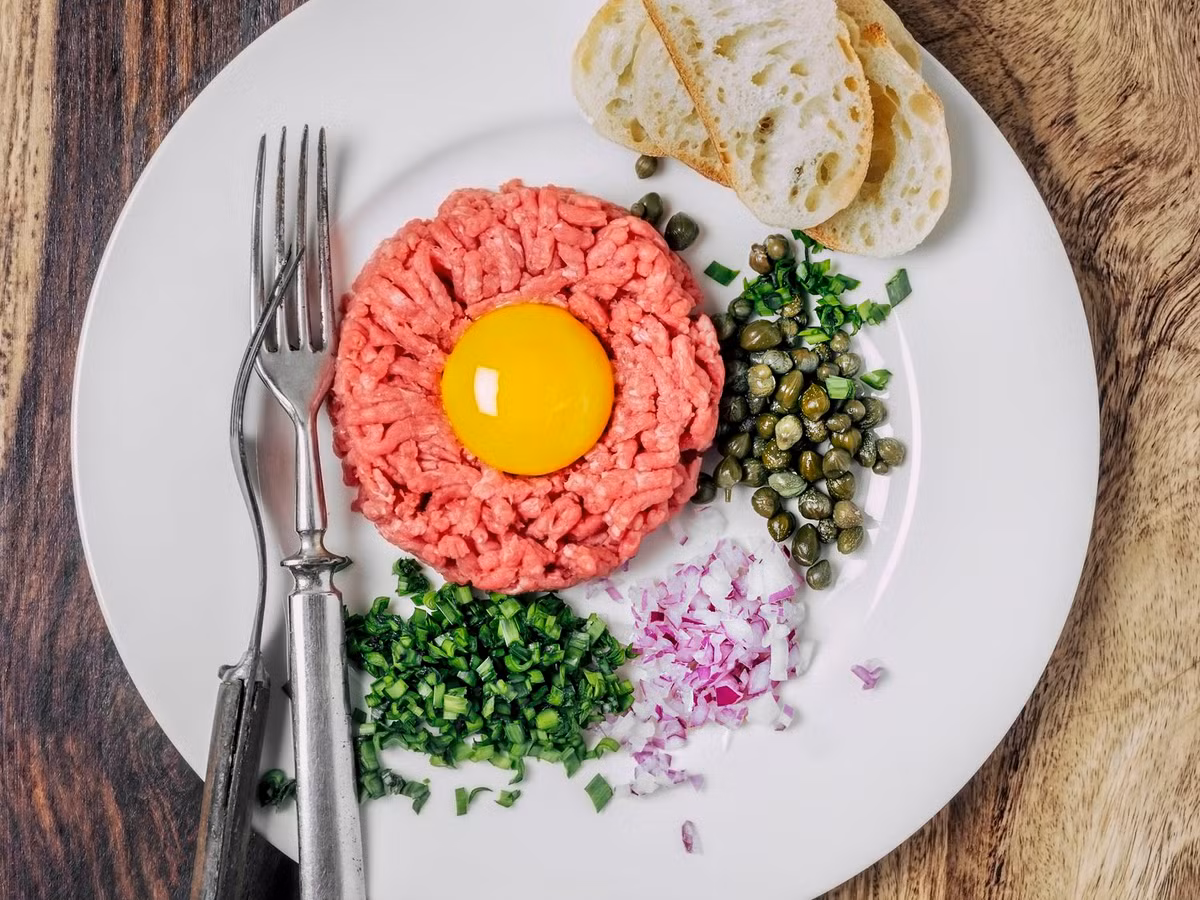 Món ăn được làm từ thịt bò băm nhỏ. Sau đó, thịt được ướp cùng gia vị và rượu mạnh. Một đĩa Steak tarta hoàn chỉnh sẽ có phần thịt sống dọn kèm nước sốt, trứng sống, hạt tiêu, hành tây và bánh mỳ.