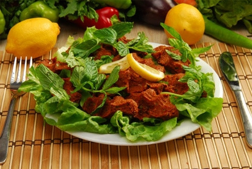 Thịt ướp cay Cig Kofte, Thổ Nhĩ Kỳ: Cig Kofte được làm từ những lát thịt tươi sống và ướp rất cay. Chúng được ăn kèm cùng bánh và một số loại rau của địa phương. Đây là một trong những món ăn được đánh giá cay nhất thế giới.