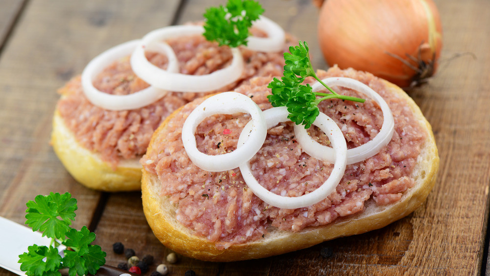 Món ăn có tên gọi Mett được làm từ thịt lợn tươi sống, băm nhỏ rồi trộn cùng gia vị, hạt tiêu. Khi ăn, thực khách sẽ dùng kèm bánh mỳ, bơ, dưa chuột muối bao tử.