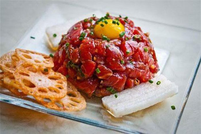 Yookhwe (Hàn Quốc): Hàn Quốc có một món ăn hoàn toàn sử dụng các thành phần từ thịt sống gọi là Yookhwe. Món đặc sản thịt sống này được làm từ thịt bò, trộn với nước tương và vừng, có thể được ăn kèm với trứng sống. Ảnh: Internet.