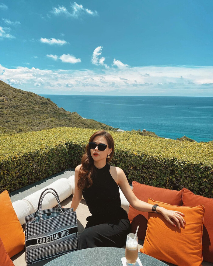 Sau khi kết hôn với đại gia Nguyễn Thành Nam, dù giấu kín hình ảnh về chồng nhưng người hâm mộ vẫn biết cô nàng được “chăm” rất khéo vì vóc dáng nóng bỏng và nhan sắc ngày càng lên hương, được dân tình tấm tắc khen ngợi ngày càng xinh đẹp, cuốn hút. Không những vậy, gu ăn mặc của Phanh Lee cũng trở nên đẳng cấp và sang chảnh.