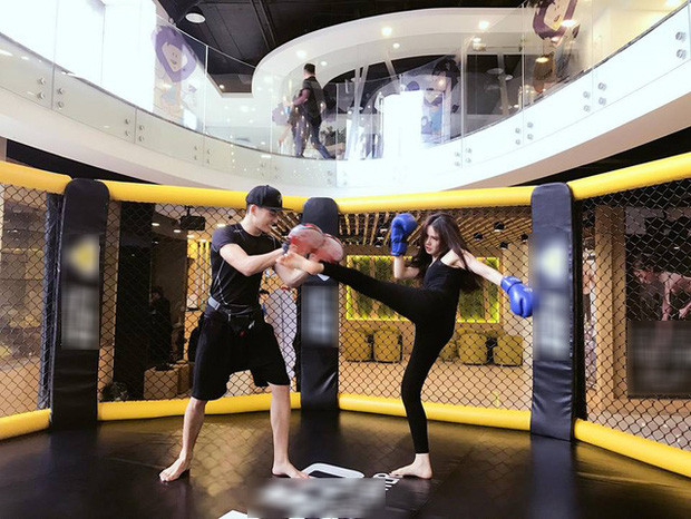 Cô chia sẻ với người hâm mộ cách giảm cân nhanh: "Nếu muốn giảm cân nhanh, chị lựa chọn tập boxing, chạy bộ cường độ cao và tập cardio. Ăn theo chế độ và quan trọng nhất là bữa tối chỉ ăn một quả táo. 1 tuần đầu thấy chưa quen, hơi mệt nhưng sau đó cơ thể vẫn khoẻ mạnh”.