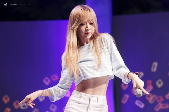 Nhiều fan ngưỡng mộ Moonbyul, coi cô là tấm gương nghị lực trong công cuộc giảm cân đau khổ. Tuy nhiên, đột ngột sụt tận 11 kg trong 1 tháng là rất có hại cho sức khỏe nên chị em đừng học theo cách ăn uống cực đoan như Moonbyul. Ảnh: Internet.