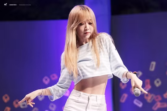 Nhiều fan ngưỡng mộ Moonbyul, coi cô là tấm gương nghị lực trong công cuộc giảm cân đau khổ. Tuy nhiên, đột ngột sụt tận 11 kg trong 1 tháng là rất có hại cho sức khỏe nên chị em đừng học theo cách ăn uống cực đoan như Moonbyul. Ảnh: Internet.