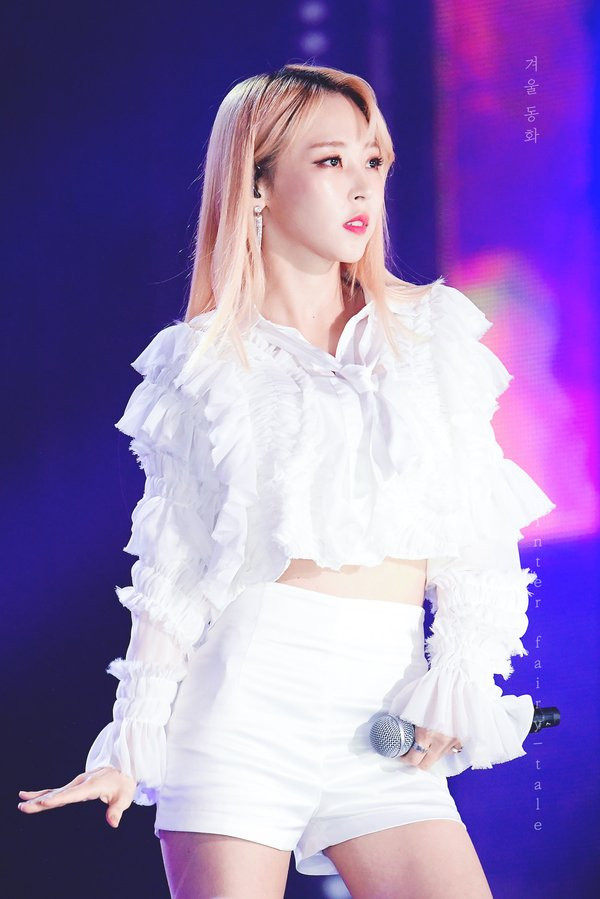 Không chỉ tập vũ đạo, cô còn chạy bộ và tập gym liên tục trong những bộ đồ dày. Cách làm này giúp đốt cháy mỡ thừa hữu hiệu.