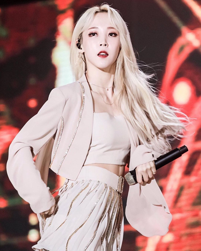 Trong ngày, nữ rapper tích cực uống thật nhiều nước lọc để cơ thể đào thải độc tố, đẩy nhanh quá trình trao đổi chất nhằm tiêu hao mỡ thừa.