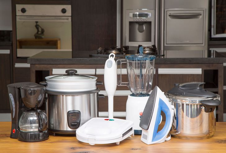 2. Không sử dụng các thiết bị nhà bếp khác nhau: Thông thường, chúng ta không cần quá nhiều thiết bị nhà bếp để nấu nướng. Chúng ta chỉ cần các vật dụng cơ bản như bếp nấu, lò nướng, lò vi sóng. Còn các loại máy nướng bánh mì hoặc máy pha cà phê, máy làm sữa chua chỉ khiến bạn tốn tiền bạc và diện tích không gian.