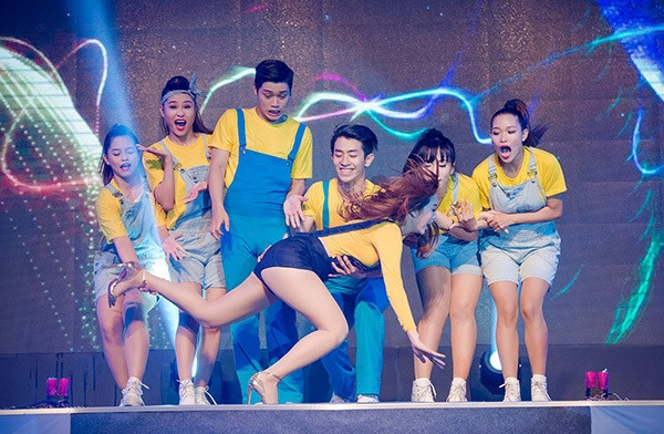 Không chỉ sao ngoại, nhiều mỹ nhân Việt cũng gặp sự cố vồ ếch vì giày cao gót. Minh Hằng may mắn khi được các vũ công cứu nguy với màn đáp đất bất ngờ vì đôi cao gót.