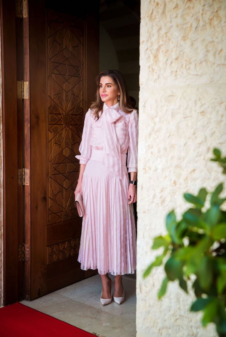 Trước những lời bàn ra, tán vào, văn phòng của Hoàng hậu Rania phải đưa ra một tuyên bố giải thích trên trang Facebook chính thức của bà. Theo họ, hoàng hậu chú trọng cân bằng chi tiêu và hầu hết trang phục đắt tiền của bà được các thương hiệu tặng, cho mượn, hay mua với giá ưu đãi.