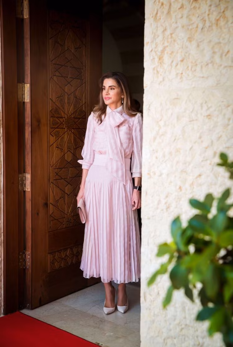 Trước những lời bàn ra, tán vào, văn phòng của Hoàng hậu Rania phải đưa ra một tuyên bố giải thích trên trang Facebook chính thức của bà. Theo họ, hoàng hậu chú trọng cân bằng chi tiêu và hầu hết trang phục đắt tiền của bà được các thương hiệu tặng, cho mượn, hay mua với giá ưu đãi.