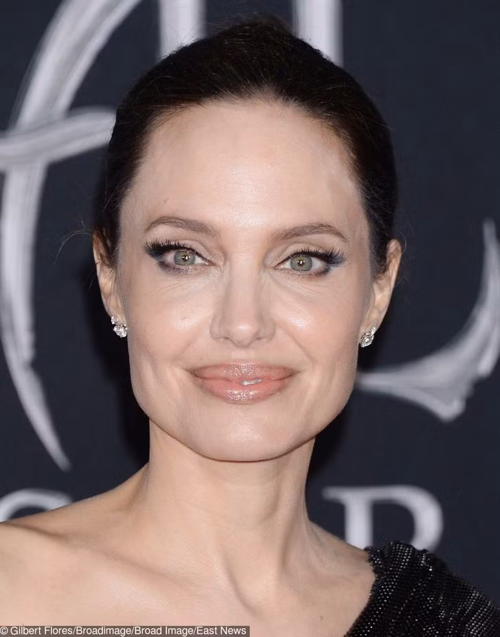 4. Những người có đôi mắt màu xanh lá cây được coi là những người sáng tạo và ranh ma. 29% người tham gia nghiên cứu cho biết họ coi đôi mắt màu xanh lá cây là điểm hấp dẫn nhất. Hơn nữa, màu này thể hiện sự sáng tạo và một loại quỷ quyệt. Trước đây, người có đôi mắt xanh lá bị coi là xấu ở một số vùng.