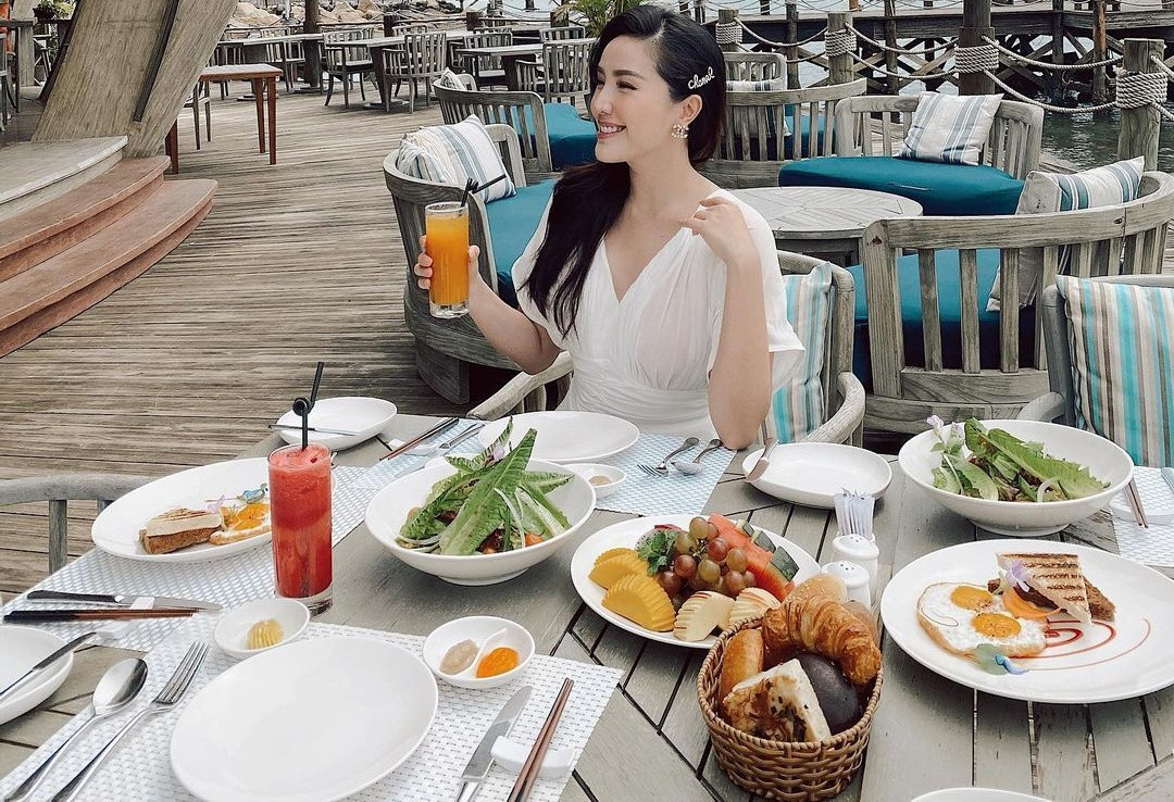 Sau chuyến du lịch "chanh xả" để kỷ niệm một năm ngày cưới, Bảo Thy tăng liền 3 kg nên khi trở về, cô quyết tâm ép cân, tút tát lại vóc dáng nhờ thực đơn ăn kiêng khắt khe.