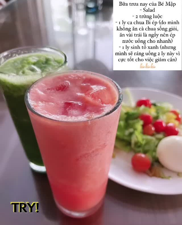 Bữa trưa, cô tiếp tục ăn salad, 2 quả trứng luộc, 1 ly sinh tố cà chua và 1 ly sinh tố xanh với công thức đã chia sẻ bên trên.