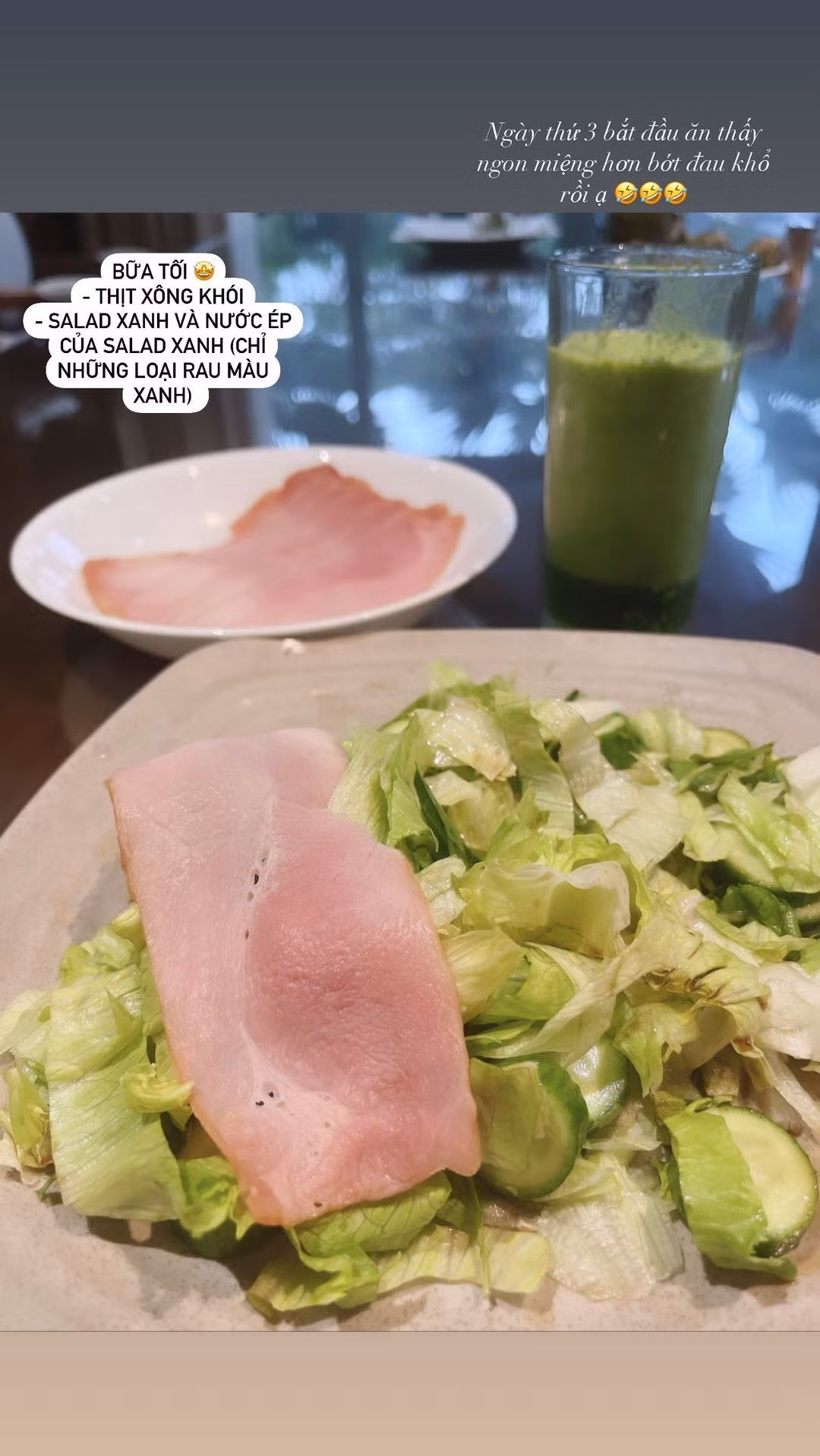 Bữa tối cô ăn salad với rau xà lách, dưa leo và thịt hun khói. Đồng thời cô cũng uống thêm 1 ly sinh tố xanh với nguyên liệu là các loại rau màu xanh.