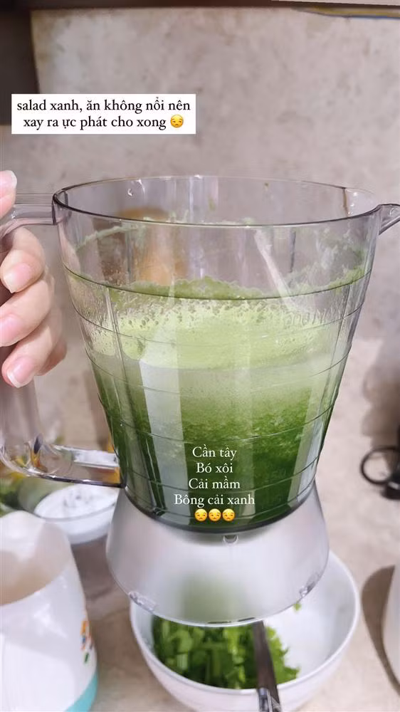 Có khi cô lại thay đổi khi xay sinh tố các loại rau thay cho salad. Nguyên liệu gồm cần tây, rau bó xôi, cải mầm và bông cải xanh.