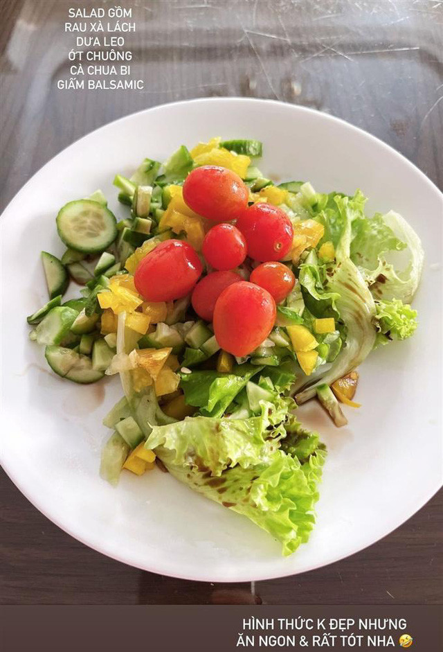 Bảo Thy còn thường xuyên làm salad để bổ sung vitamin. Cô chọn các nguyên liệu đơn giản như rau xà lách, dưa leo, ớt chuông, cà chua bi và 1 chút giấm.