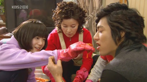 Kim chi là món ăn Hàn Quốc được xuất hiện nhiều trên các bộ phim nổi tiếng. Đây cũng chính là món ăn truyền thống, được dùng trong hầu hết các bữa ăn của người Hàn. Ngày nay ở Hàn Quốc có đến hàng trăm loại kim chi khác nhau, trong đó nổi tiếng và phổ biến nhất là kim chi cải thảo. Hầu hết các loại đều có đặc điểm chung là thơm nồng và chua cay.