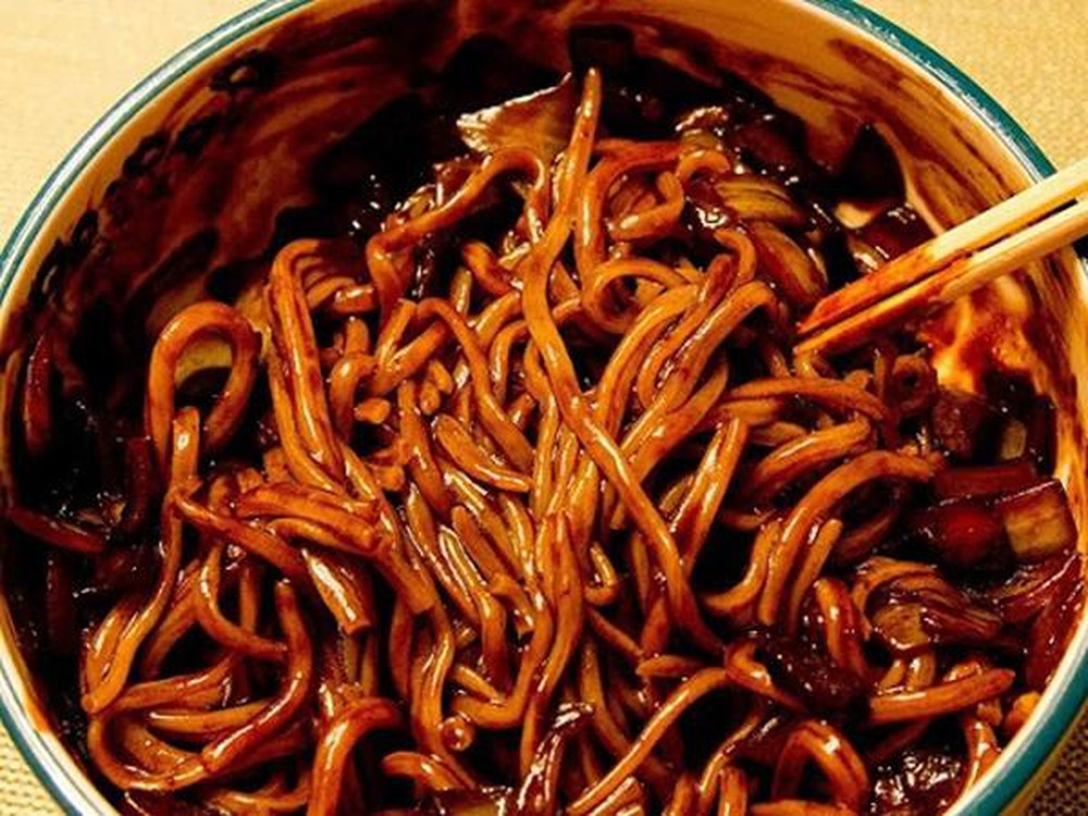 Mỳ tương đen là món mì có nguồn gốc từ Trung Quốc, rất được yêu thích trong ẩm thực Hàn. Hương vị của món ăn này hợp khẩu vị cả người lớn và trẻ em. Đây là món ăn được xuất hiện nhiều trên các bộ phim truyền hình Hàn Quốc.