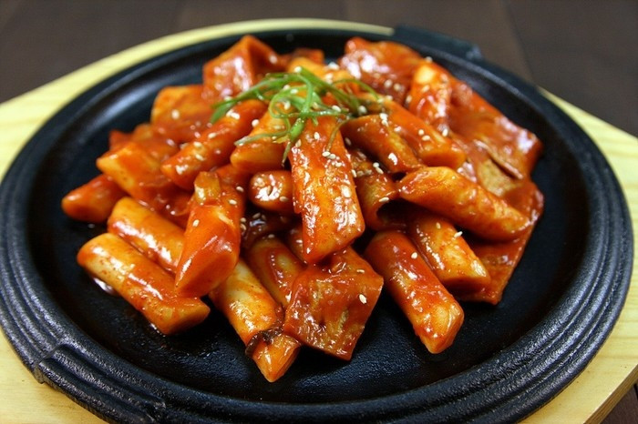 Bánh gạo cay, hay còn được gọi Tteokbokki, là món ăn đường phố phổ biến ở Hàn Quốc và thường xuyên xuất hiện trong các bộ phim. Món ăn này được nấu từ bánh gạo Hàn Quốc trộn trong nước sốt ớt đỏ rực.