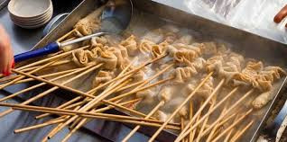 Món ăn này được làm bằng thịt hoặc cá xay trộn với bột mì, muối, dấm gạo, đường, sau đó cán mỏng hoặc nặn hình ống dài rồi xiên que, ăn với nước xốt. Sau khi xuất hiện trong phim, giới trẻ Việt dần biết đến và hào hứng với món ăn này. Ảnh: Internet.