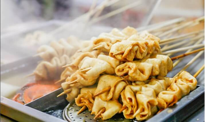 Chả cá hay còn gọi là "odeng", là món ăn đường phố quen thuộc tại Hàn Quốc, đặc biệt vào tiết trời sắp se lạnh của mùa đông. Những xiên chả cá nóng hổi, nghi ngút khói luôn được xuất hiện nhiều lần trong các bộ phim nổi tiếng như "Vườn sao băng", "Tiên nữ cử tạ" hay "Cô nàng mạnh mẽ"...
